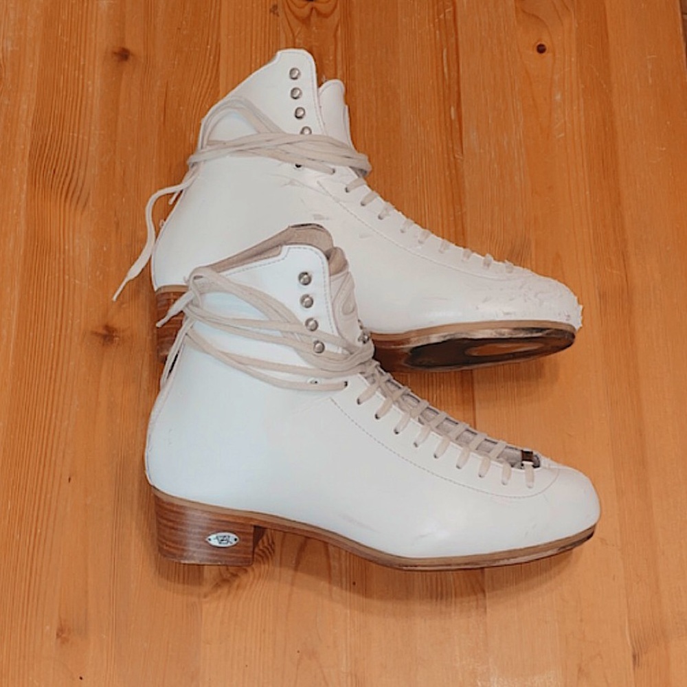 SALE‼️ Riedell Motion figure skating BOOTS size 9